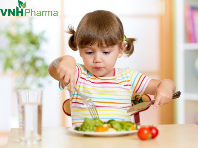 Trẻ ăn nhiều rau nhưng vẫn bị táo bón, ba mẹ nên làm gì?